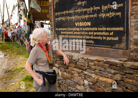 Le Bhoutan, Yotang La pass, lecture touristique Bumthang Dzongkhag vision Énoncé de mission Banque D'Images