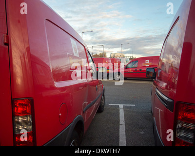La livraison du courrier Royal cars garés dans un depot Banque D'Images