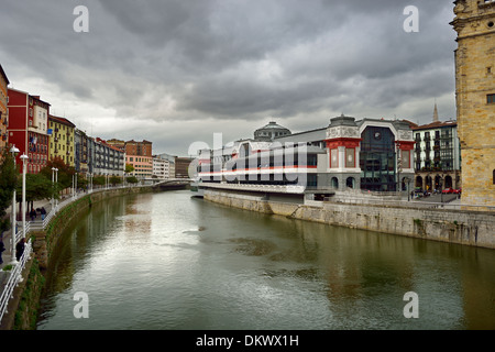 Fleuve Nervion et Riverside Market (Mercado de la Rivera) Bilbao, Biscaye, Pays Basque, Espagne, Europe Banque D'Images