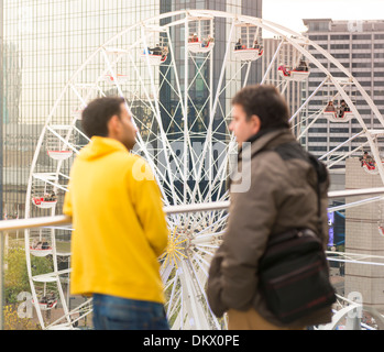 Les visiteurs sur la terrasse de la nouvelle bibliothèque de Birmingham, Angleterre. Banque D'Images