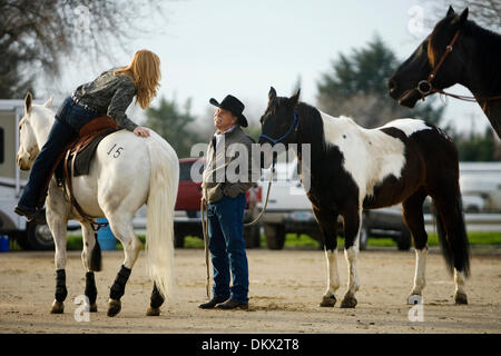 Le 28 janvier 2010 - Redding, Californie, USA - Vanessa Hansen, 43, de produits laitiers, en Orégon, à gauche, des entretiens à propos de la formation des chevaux avec Dennis Taylor, 57 ans, de Klamath Falls, Oregon, ils attendaient le jeudi pour prévisualiser leurs hongres à la 69e assemblée annuelle et Bull Red Bluff Gelding Vente au District de Tehama parc des expositions. ''Quand vous arrivez à vendre ici, nous espérons que vous avez quelque chose accomplised, a dit Taylor Banque D'Images