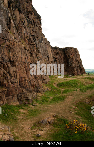 Le siège d'Arthur est le pic principal du groupe des collines qui forment la plus grande partie de Holyrood Park. Il est situé dans le centre de la ville Banque D'Images