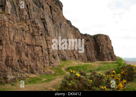 Le siège d'Arthur est le pic principal du groupe des collines qui forment la plus grande partie de Holyrood Park. Il est situé dans le centre de la ville Banque D'Images