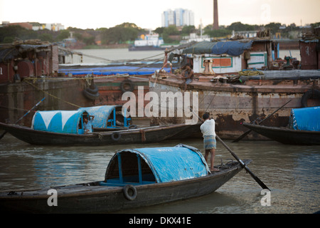 Bateaux sur le fleuve Hooghly à Calcutta (Kolkata), de l'Inde. Banque D'Images