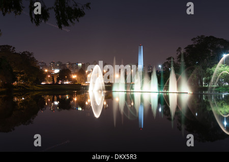 Fontaine illuminée lake, situé dans le parc Ibirapuera, Ville Sao Paulo, Brésil Banque D'Images