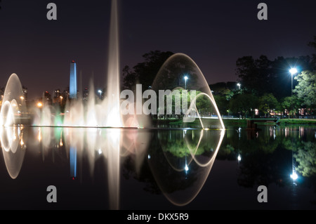 Fontaine illuminée lake, situé dans le parc Ibirapuera, Ville Sao Paulo, Brésil Banque D'Images