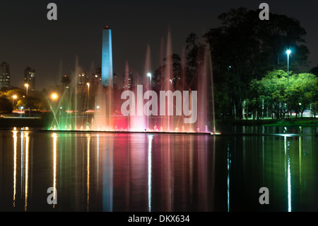 Fontaine illuminée lake, situé dans le parc Ibirapuera, Ville Sao Paulo, Brésil Banque D'Images