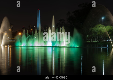 Fontaine illuminée lake, situé dans le parc Ibirapuera, Ville Sao Paulo, Brésil Banque D'Images