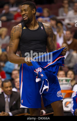 Philadelphie, Pennsylvanie, USA. 9Th Mar, 2013. Los Angeles Clippers center DeAndre Jordan (6) change après avoir perdu les maillots logo sur son maillot pendant le jeu NBA entre les Los Angeles Clippers et les Philadelphia 76ers au Wells Fargo Center de Philadelphie, Pennsylvanie. Christopher Szagola/Cal Sport Media/Alamy Live News Banque D'Images