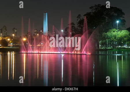 Fontaine illuminée lake, situé dans le parc Ibirapuera, Ville Sao Paulo, Brésil Banque D'Images