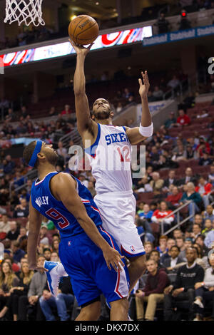 Philadelphie, Pennsylvanie, USA. 9Th Mar, 2013. Philadelphia 76ers petit ailier Evan Turner (12) tire la balle sur Los Angeles Clippers petit ailier Jared Dudley (9) au cours de la NBA match entre les Los Angeles Clippers et les Philadelphia 76ers au Wells Fargo Center de Philadelphie, Pennsylvanie. Christopher Szagola/Cal Sport Media/Alamy Live News Banque D'Images