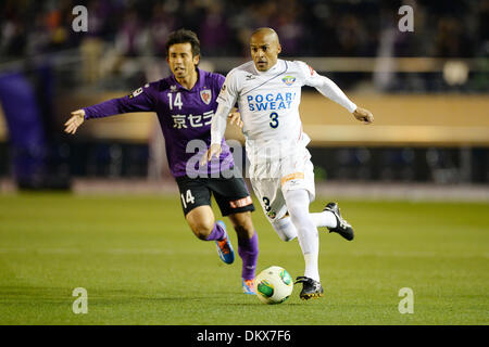 Stade National, Tokyo, Japon. Dec 8, 2013. Alex Antonio (Vortis), 8 décembre 2013 - Football : 2013 J1 championnat Promotion match final entre Kyoto Sanga F.C. 0-2 Tokushima Vortis. au Stade National, Tokyo, Japon. Credit : AFLO/Alamy Live News Banque D'Images