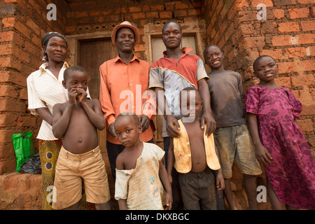 Une grande famille se tient à l'extérieur de leur maison à Gombe, l'Ouganda, l'Afrique de l'Est. Banque D'Images