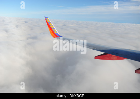 Aile de Southwest Airlines avec winglet sur l'aile d'avion à réaction Boeing 737-700 en vol au dessus des nuages Banque D'Images