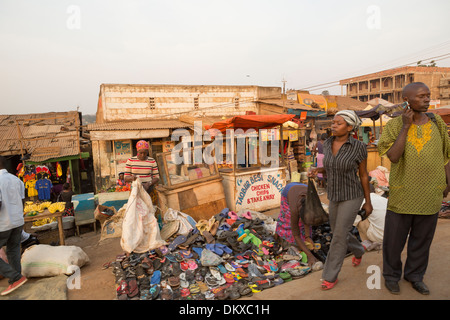 Trottoir occupé à Kampala, en Ouganda, en Afrique de l'Est. Banque D'Images