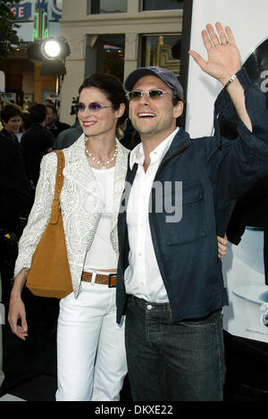 CHRISTIAN SLATER & RYAN HADDON.ACTEUR ET FEMME.WESTWOOD, LOS ANGELES, USA.26/06/2002.LAB5570. Banque D'Images