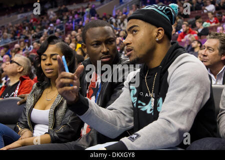 Philadelphie, Pennsylvanie. 9Th Mar, 2013. Philadelphia Eagles receveur DeSean Jackson (10) entretiens avec d'utiliser de nouveau LeSean McCoy (25) tandis qu'à côté de la cour au cours de la NBA match entre les Los Angeles Clippers et les Philadelphia 76ers au Wells Fargo Center de Philadelphie, Pennsylvanie. Les Clippers gagner 94-83. Christopher Szagola/Cal Sport Media/Alamy Live News Banque D'Images