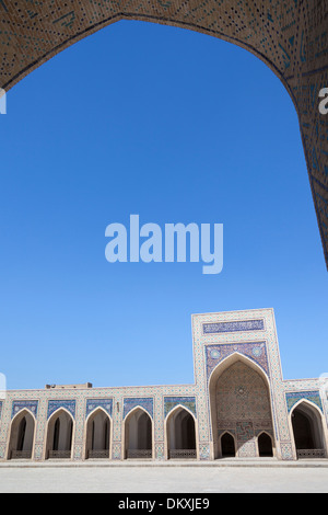 Architecture Islamique en cour, mosquée Kalon, également connu sous le nom de mosquée Kalyan, Poi Kalon, Boukhara, Ouzbékistan Banque D'Images