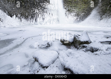 La prêle Falls à la Columbia River Gorge en Oregon gelés en hiver Banque D'Images