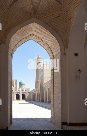 Cour intérieure de la mosquée Kalon, également connu sous le nom de mosquée Kalyan Minaret Kalon, et Mir-i Arab Madrasah derrière, Boukhara, Ouzbékistan Banque D'Images