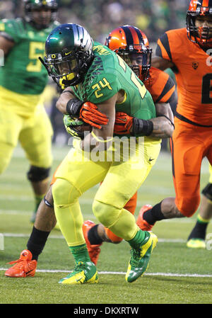 Eugene, OR, USA. 29 nov., 2013. 29 novembre 2013 : Oregon Ducks d'utiliser de nouveau Thomas Tyner (24) exécute pour un touché lors de la NCAA Football match entre l'Oregon State Beavers et l'Oregon Ducks at Autzen Stadium, Eugene, OR © csm/Alamy Live News Banque D'Images