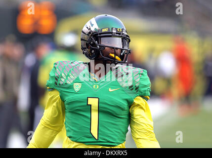 Eugene, OR, USA. 29 nov., 2013. 29 novembre 2013 : Oregon Ducks le receveur Josh Huff (1) avant le début de la guerre civile de 2013 entre l'Oregon Oregon State Beavers et l'Oregon Ducks at Autzen Stadium, Eugene, OR © csm/Alamy Live News Banque D'Images