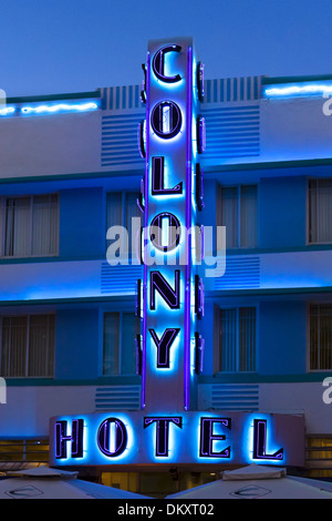 L'enseigne au néon dans la nuit à l'extérieur de la colonie d'art déco, l'hôtel Ocean Drive, à South Beach, Miami Beach, Florida, USA Banque D'Images