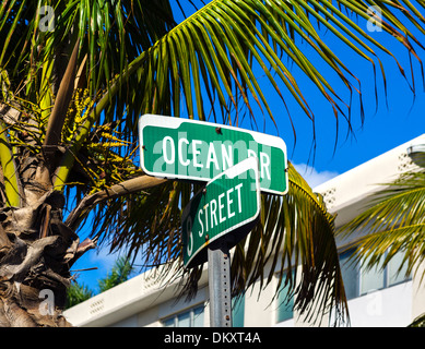 Plaque de rue Ocean Drive à l'intersection avec la 8e rue, quartier Art déco, South Beach, Miami Beach, Florida, USA Banque D'Images