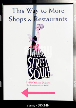 Inscrivez-vous publicité boutiques et restaurants sur la 3e rue au centre-ville du Sud, la Côte du Golfe de Naples, Florida, USA Banque D'Images
