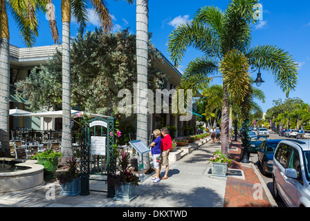 Couple d'âge moyen à la recherche d'un menu à l'extérieur d'un restaurant sur la 3e rue au centre-ville du Sud, la Côte du Golfe de Naples, Florida, USA Banque D'Images