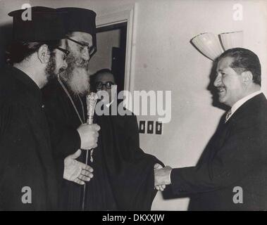 Apr 27, 1967 - Amman, Jordanie - Sa'ad juma'A reçoit les félicitations de ecclésiastiques après la formation du nouveau gouvernement. (Crédit Image : © Keystone Photos/ZUMAPRESS.com) Banque D'Images