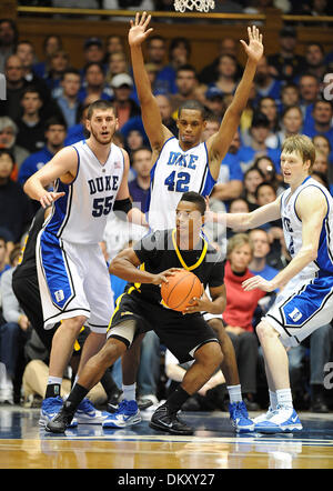 Dec 29, 2009 - Durham, Caroline du Nord), USA - Duke Blue Devils (55) BRIAN ZOUBEK, (42), LANCE THOMAS (12) et Kyle licence guard Long Beach State 49ers (22) CASPER WARE comme il conduit au panier comme l'Université Duke Blue Devils à l'encontre de l'état de Long Beach 49ers avec un score final de 84-63 comme ils ont joué à l'Cameron Indoor Stadium situé à Durham. Copyright 2009 Jason Moore Banque D'Images