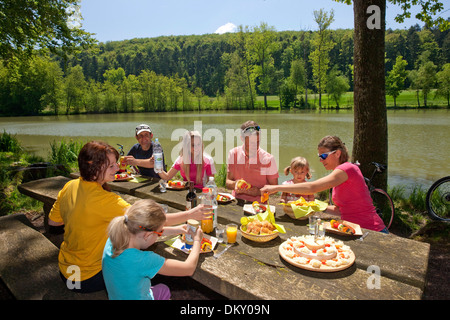 La Suisse, l'Europe, canton, JU, Jura, Groupe, famille, pique-nique, les bois, table, bureau, bois, forêt, lac, Alimentaire, Banque D'Images