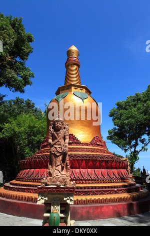 L'immense golden bell à Brahma Vihara Arama monastère Bouddhiste, près de Lovina. Bali, Indonésie Banque D'Images