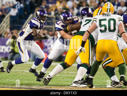 Le 21 novembre 2009 - Minneapolis, Minnesota, United States of America - Minnesota Vikings runningback Adrian Peterson (# 28) en action pendant le match entre les Packers de Green Bay et les Minnesota Vikings au Mall of America Field à Minneapolis, au Minnesota. Les Packers défait les Vikings 31-3. (Crédit Image : © Marilyn Indahl/ZUMAPRESS.com) Southcreek/mondial Banque D'Images