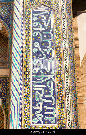 Mosaïque sur l'avant du Nadir Divan Begi Madrasah, également connu sous le nom de Nadir Divan Beghi Madrasah, Boukhara, Ouzbékistan Banque D'Images