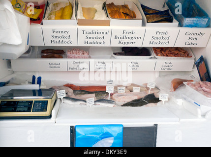Intérieur d'un van poissonniers dans un North Yorkshire England UK street market Banque D'Images