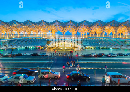 La gare Oriente au crépuscule, Parque das Nações (Parc des Nations), Lisbonne, Portugal Banque D'Images