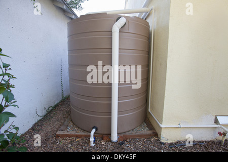 Système de collecte des eaux de pluie sur une maison verte qui est hors de la grille. Los Angeles, Californie, USA Banque D'Images