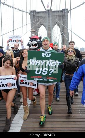 Jan 08, 2010 - Manhattan, New York, USA - radio WFAN Craig de la personnalité à travers des marches CARTON le pont de Brooklyn dans un jersey jets et un speedo après avoir perdu un pari que les jets se font les playoffs avec co-hôte et l'ancien quart-arrière des Jets Boomer Esiason. (Crédit Image : Â© Bryan Smith/ZUMA Press) RESTRICTIONS : * New York * hors droits Journaux Banque D'Images