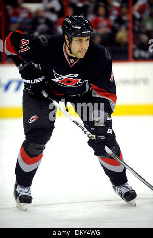 8 janv. 2010 - Raleigh, Caroline du Nord), USA - les Hurricanes de la Caroline (41) ANDREW ALBERTS comme les Hurricanes de la Caroline à l'encontre de l'Avalanche du Colorado avec un score final de 2-1 qu'ils ont joué à la RBC Centre situé à Raleigh. Copyright 2010 Jason Moore. (Crédit Image : © Jason Moore/ZUMApress.com) Banque D'Images