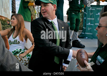 15 janvier 2010 - Tampa, FL, USA - EDMUND D. Fountain | fois .TP 317359   13 FOUN USF.(01/15/2010 Tampa USF entrant) Entraîneur de football Skip to Holtz, signe des autographes après avoir été présenté comme l'USF nouveau coach le 15 janvier 2010 à Tampa. [EDMUND D. FONTAINE, fois] (crédit Image : © St. Petersburg Times/ZUMApress.com) Banque D'Images