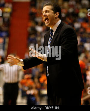 16 janvier 2010 - Auburn, Massachusetts, USA - California coach John Calipari a parlé à son équipe au Kentucky défait Auburn 72-67 le samedi 16 janvier 2010 à Auburn, AL. Photo par Mark Cornelison | Personnel. (Crédit Image : © Lexington Herald-Leader/ZUMApress.com) Banque D'Images