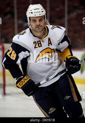Jan 19, 2010 - Anaheim, Californie, USA - Sabres de Buffalo centre Paul Gaustad est photographié au cours d'un match de hockey contre les Ducks d'Anaheim au Honda Center. (Crédit Image : © Mark Samala/ZUMA Press) Banque D'Images