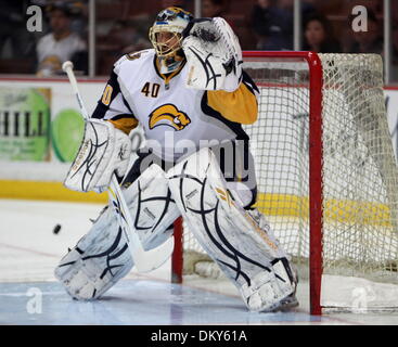 Jan 19, 2010 - Anaheim, Californie, USA - Sabres de Buffalo le gardien Patrick Lalime est photographié au cours d'un match de hockey contre les Ducks d'Anaheim au Honda Center. (Crédit Image : © Mark Samala/ZUMA Press) Banque D'Images