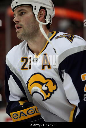 Jan 19, 2010 - Anaheim, Californie, USA - Sabres de Buffalo centre Paul Gaustad est photographié au cours d'un match de hockey contre les Ducks d'Anaheim au Honda Center. (Crédit Image : © Mark Samala/ZUMA Press) Banque D'Images