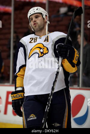 Jan 19, 2010 - Anaheim, Californie, USA - Sabres de Buffalo centre Paul Gaustad est photographié au cours d'un match de hockey contre les Ducks d'Anaheim au Honda Center. (Crédit Image : © Mark Samala/ZUMA Press) Banque D'Images