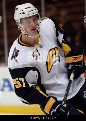 Jan 19, 2010 - Anaheim, Californie, USA - Sabres de Buffalo le défenseur Tyler Myers est photographié au cours d'un match de hockey contre les Ducks d'Anaheim au Honda Center. (Crédit Image : © Mark Samala/ZUMA Press) Banque D'Images