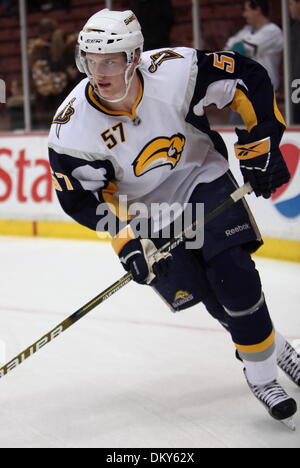 Jan 19, 2010 - Anaheim, Californie, USA - Sabres de Buffalo le défenseur Tyler Myers est photographié au cours d'un match de hockey contre les Ducks d'Anaheim au Honda Center. (Crédit Image : © Mark Samala/ZUMA Press) Banque D'Images