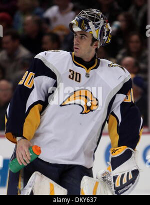 Jan 19, 2010 - Anaheim, Californie, USA - Sabres de Buffalo Ryan Miller gardien est représenté au cours d'un match de hockey contre les Ducks d'Anaheim au Honda Center. (Crédit Image : © Mark Samala/ZUMA Press) Banque D'Images